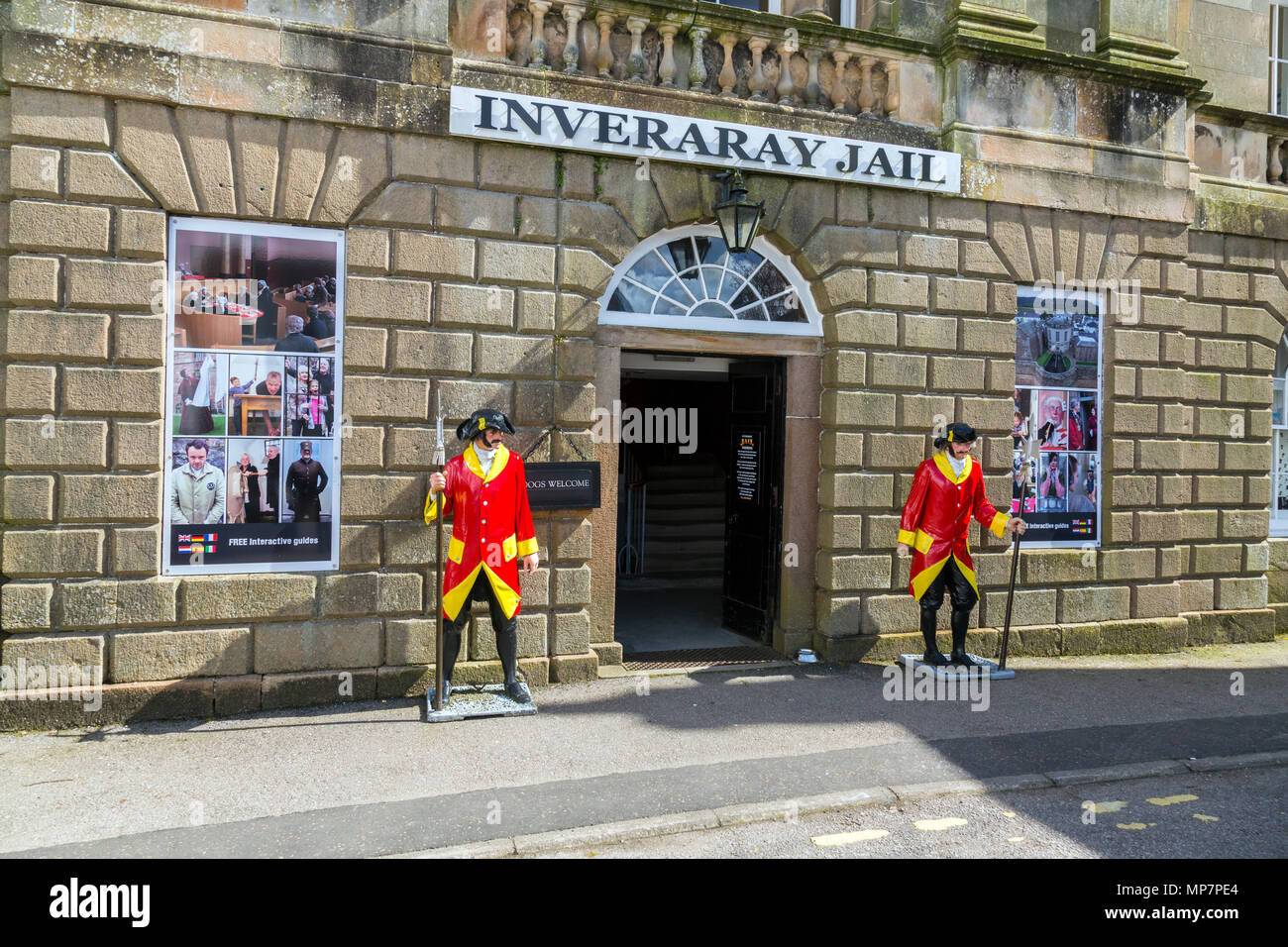 Deux gardes se tiennent à l'extérieur de couleur vive la classe 1820 géorgien historique bâtiment classé 'A' de la prison d'Inveraray, ARGYLL & BUTE, Ecosse, Royaume-Uni Banque D'Images