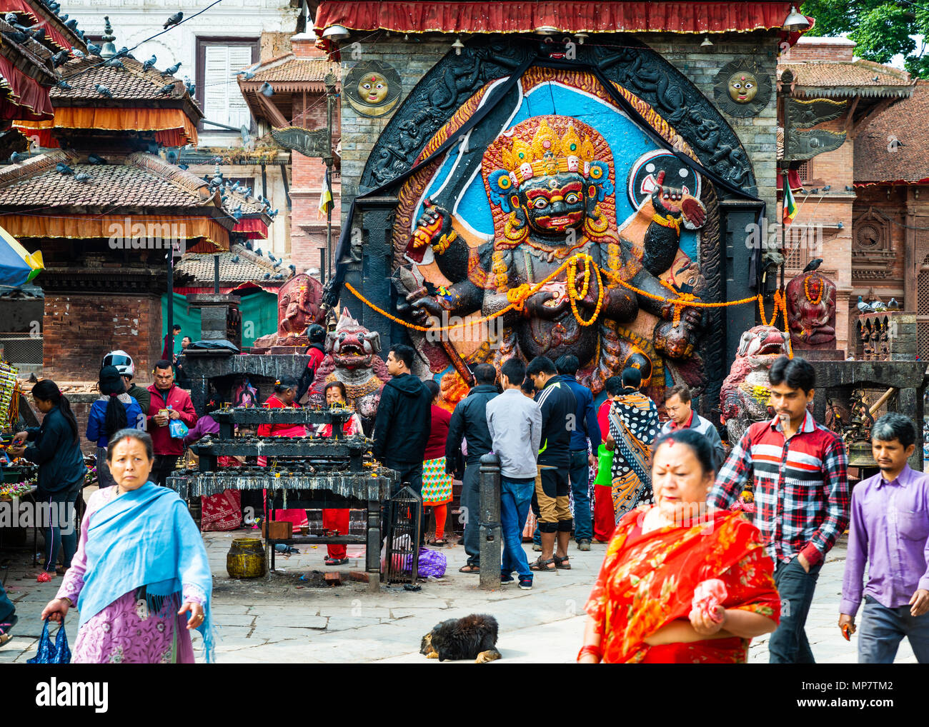 Katmandou, Népal - CIRCA AVRIL 2018 : culte dévots Kal Bhairav qui représente la divinité Shiva dans sa manifestation destructrice. Banque D'Images