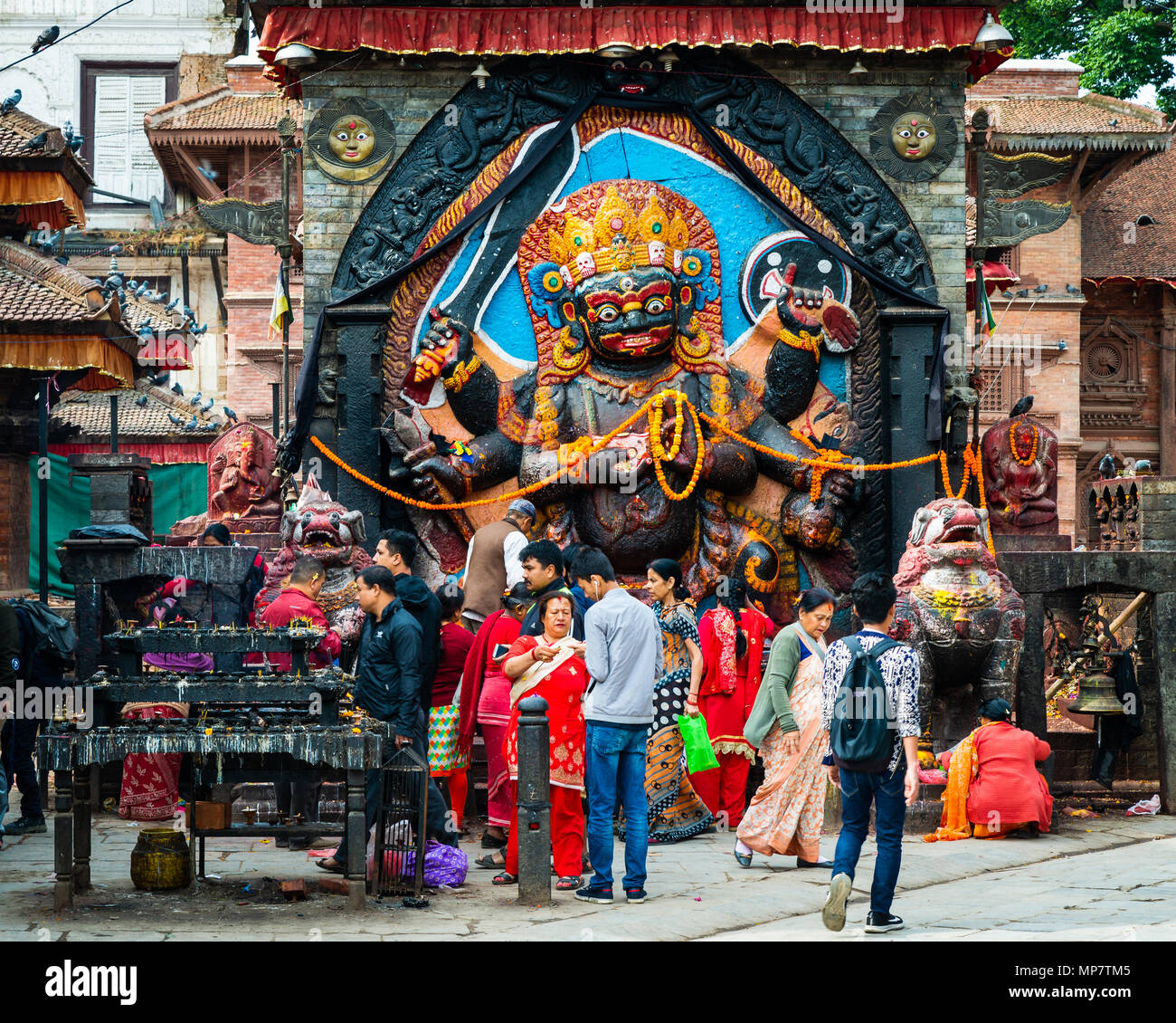 Katmandou, Népal - CIRCA AVRIL 2018 : culte dévots Kal Bhairav qui représente la divinité Shiva dans sa manifestation destructrice. Banque D'Images