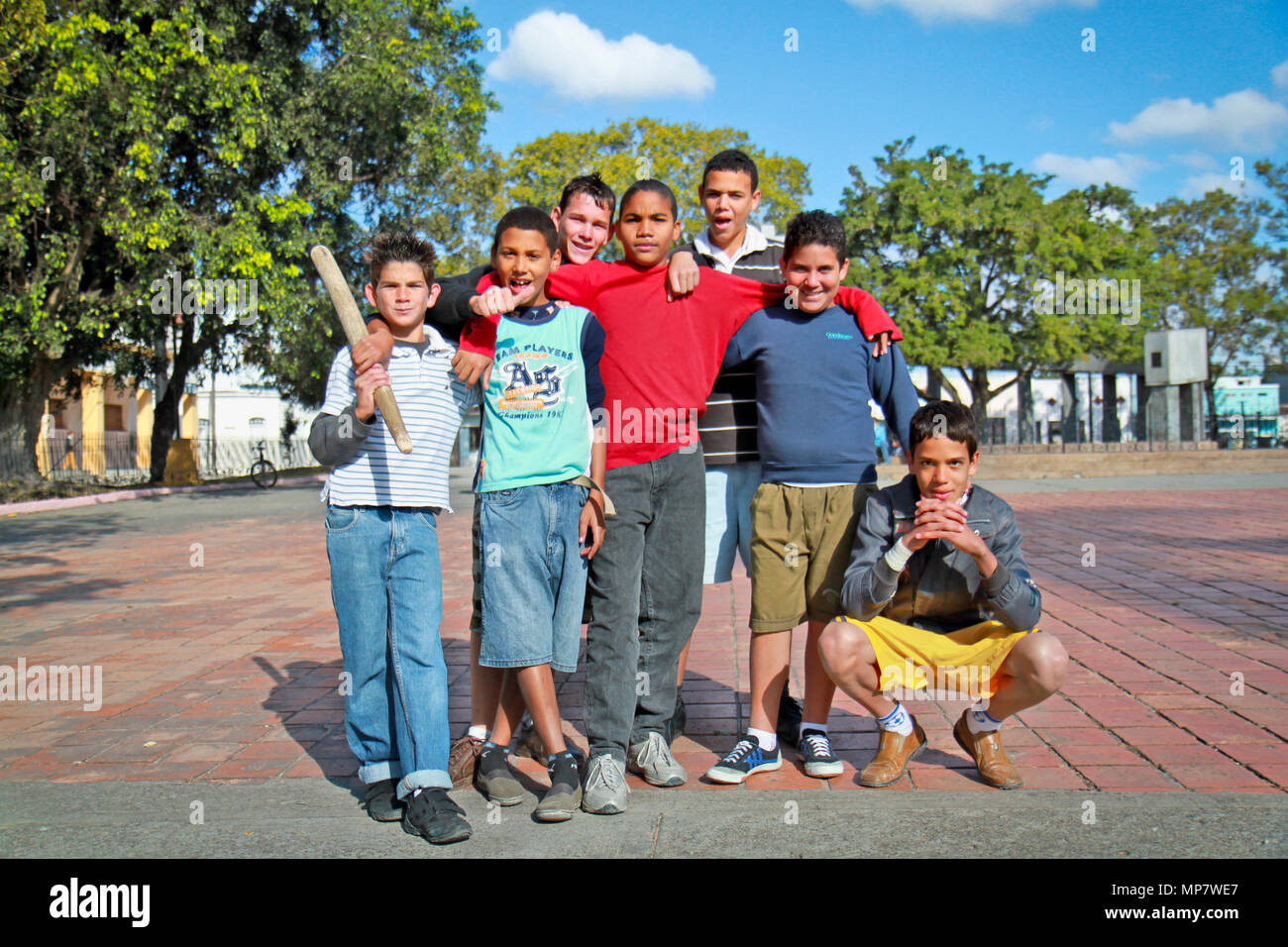 SANTA CLARA, CUBA - jan 11 : multi-ethnique cubain non identifiés groupe de garçons posant devant l'église de Nuestra Señora del Carmen le Jan 11. 2010. Santa Banque D'Images