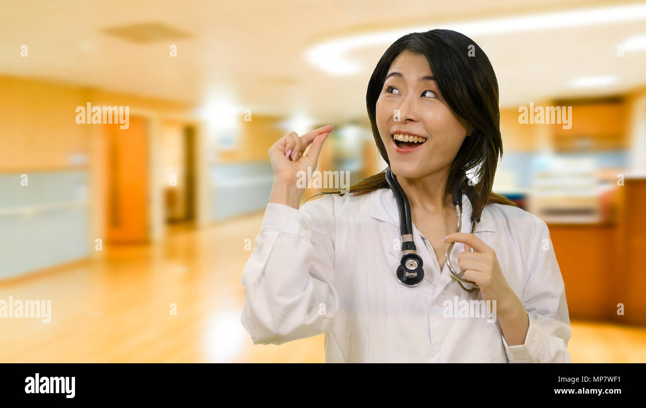 Femme médecin chinois à l'hôpital ayant un moment eureka avec idea Banque D'Images