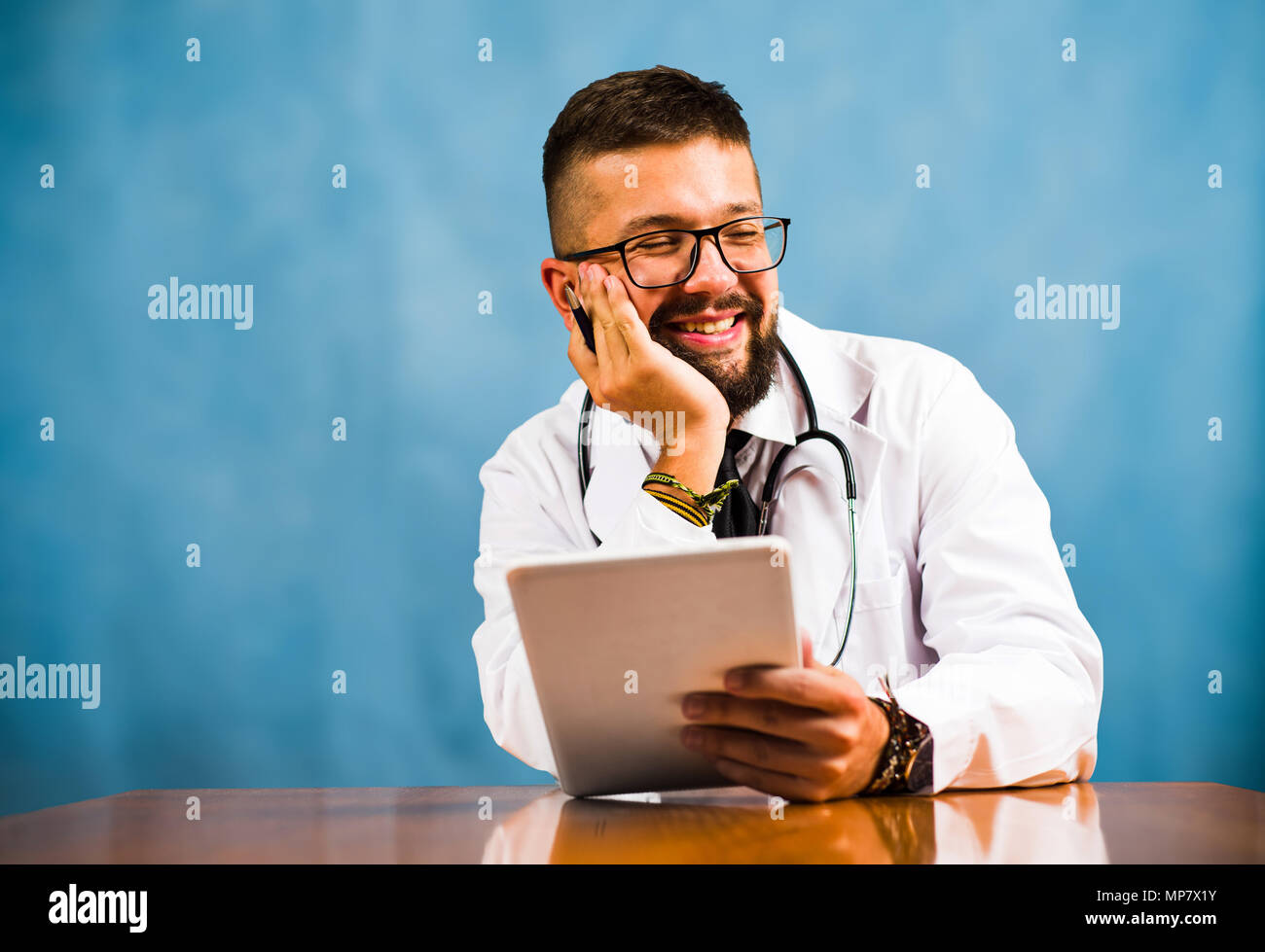 Male doctor holding digital tablet in office 24 Banque D'Images