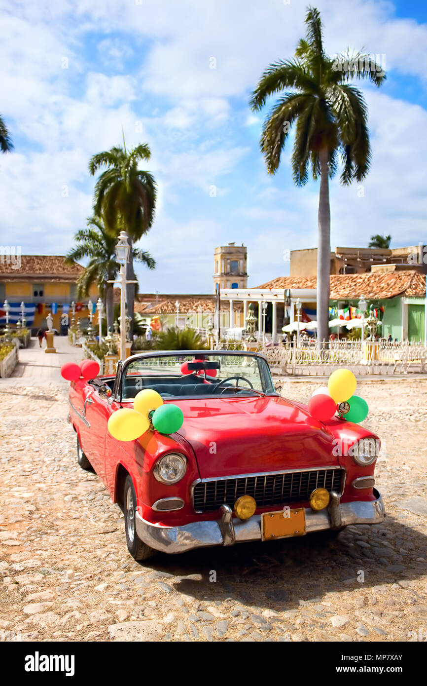 TRINIDAD, CUBA 14 janvier : oldtimer voiture rouge sur la place centrale de Trinité le 14 janvier. 2010. Trinidad, Cuba. Banque D'Images