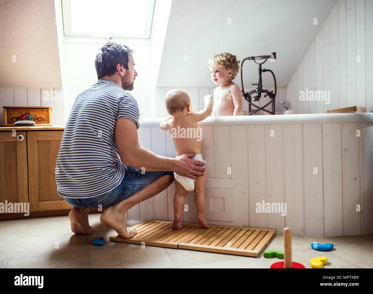 Père de deux jeunes enfants à laver dans la salle de bains à la maison. Banque D'Images