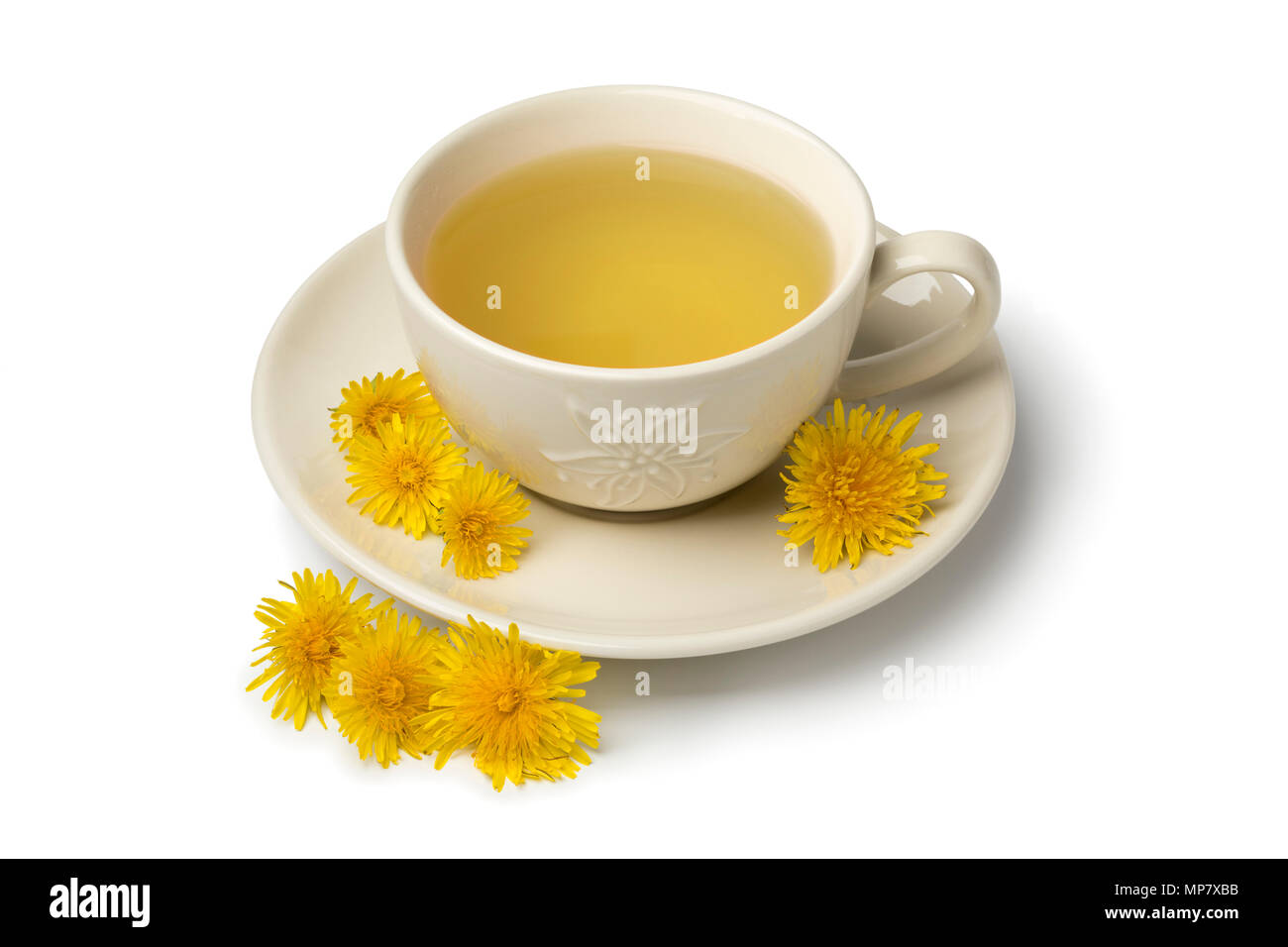 Tasse de thé de pissenlit sain décorées de fleurs isolé sur fond blanc Banque D'Images