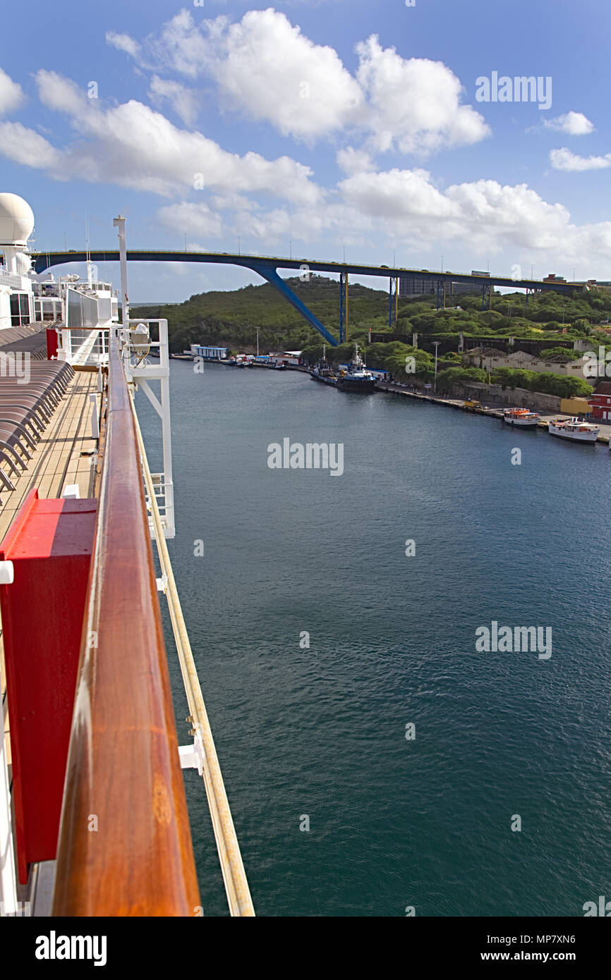 Willemstad, Curaçao 1 mars 2017- Le monument Queen Juliana Pont flottant sur une rivière, pris par le côté d'un bateau Banque D'Images
