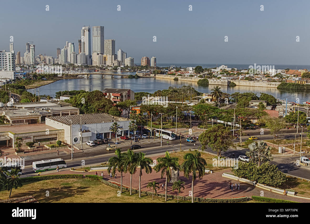 Cartagena, Colombie - mars 3, 2017 : vue sur le port et le quartier d'affaires Historique Banque D'Images