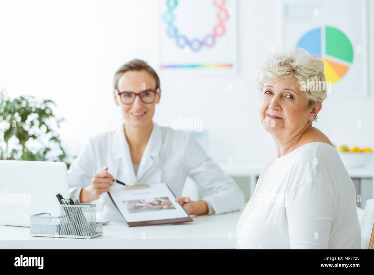 Au cours de rendez-vous avec la nutritionniste professionnels titulaires d'un plan de régime de la clinique Banque D'Images