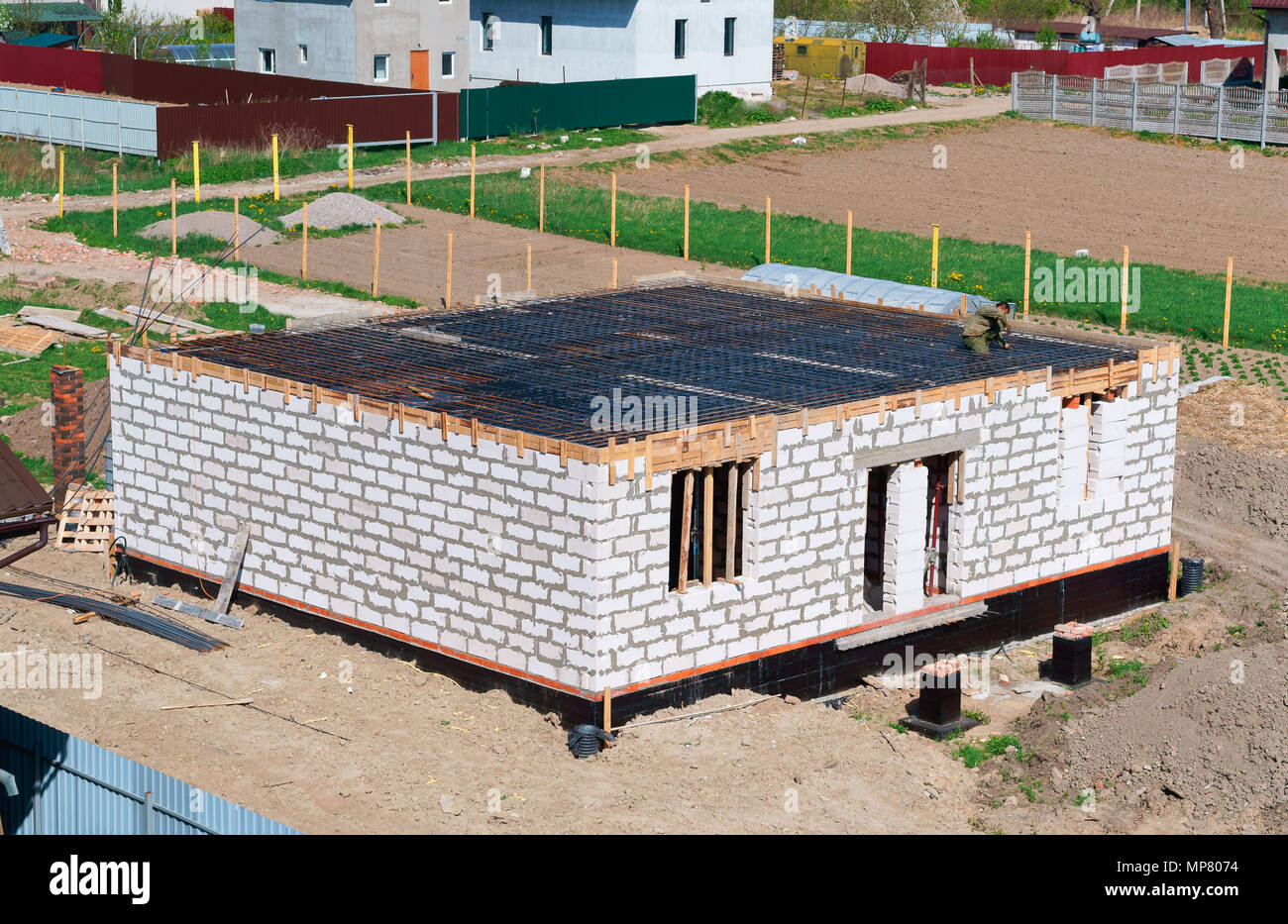 Rempli de ciment à base d'une maison privée, la Fondation de la maison en  construction, béton frais Foundation Photo Stock - Alamy