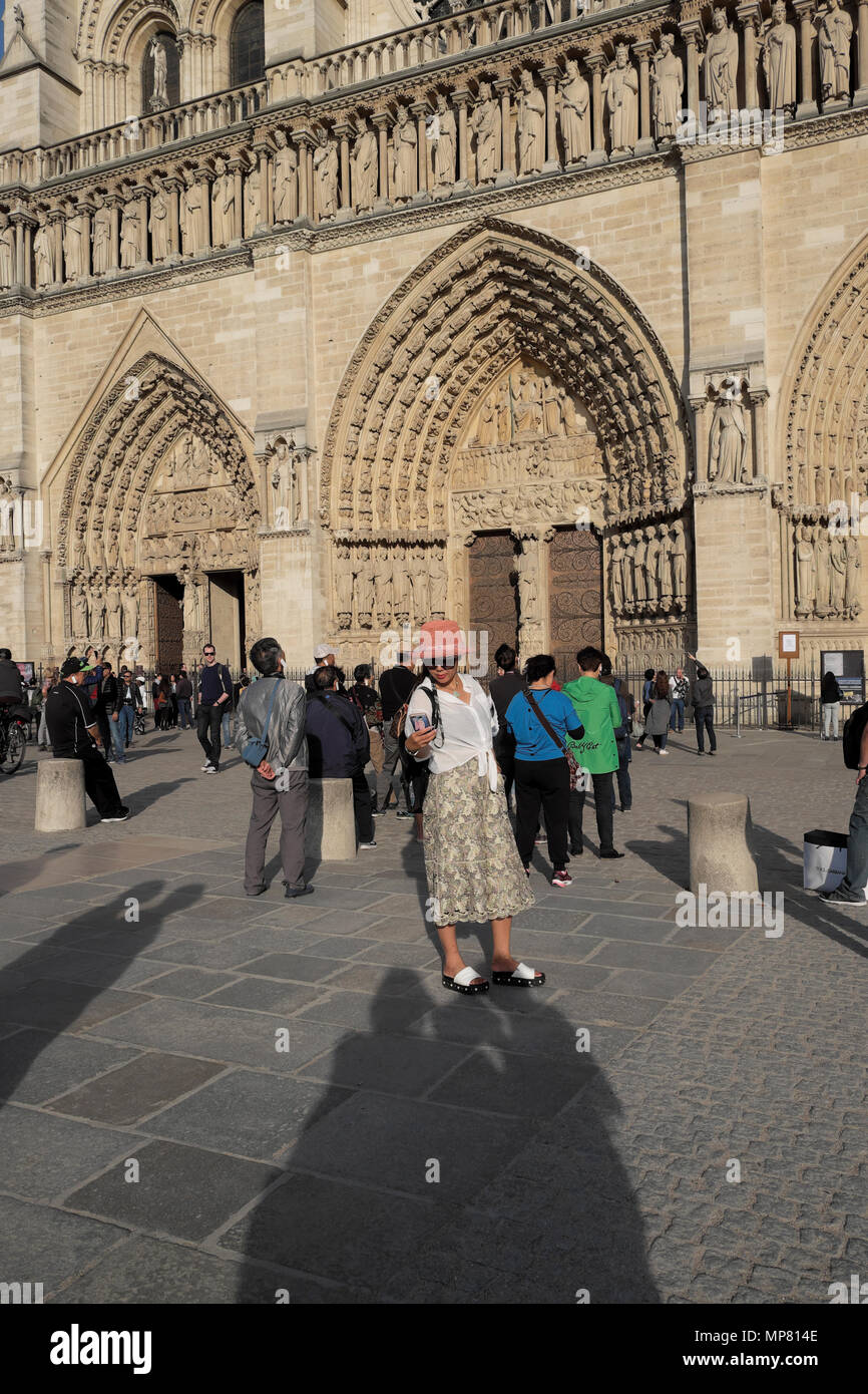 Vue verticale d'un touriste asiatique en tenant une porte extérieure de selfies Cathédrale Notre Dame de Paris France KATHY DEWITT Banque D'Images Vue verticale d'un touriste asiatique en tenant une porte extérieure de selfies Cathédrale Notre Dame de Paris France KATHY DEWITT Banque D'Images