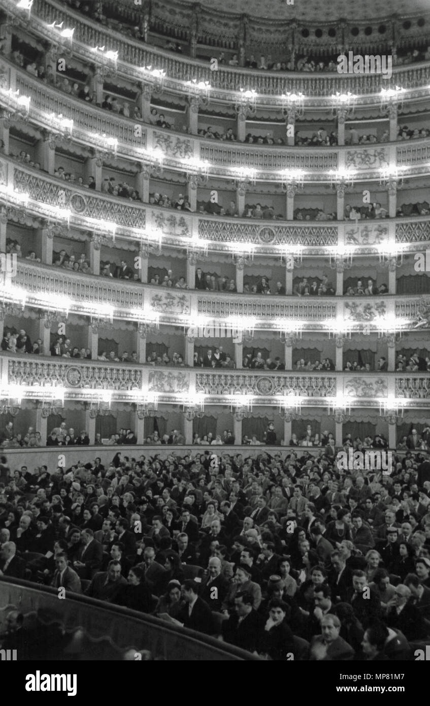 Le San Carol Opera House de Naples, Italie avec foule regardant la performance, vers les années 1940 à 1950. Banque D'Images