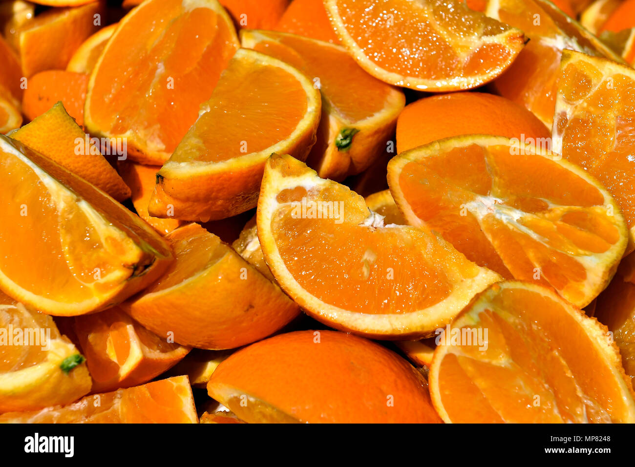 Naranjas cortadas un gajos. Banque D'Images