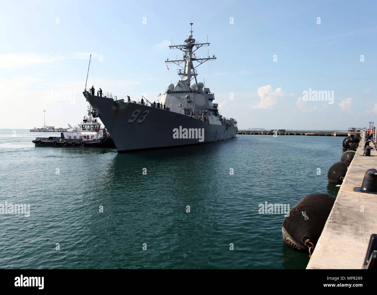 La Marine américaine de la classe Arleigh Burke missiles Aegis USS Chung-Hoon arrive à la base navale de Changi, 14 août 2011 à Changi, Singapour. (Photo par Lily Daniels par Planetpix) Banque D'Images