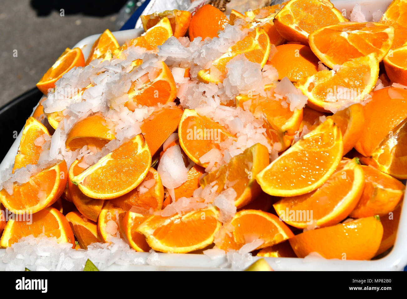 Naranjas cortadas un gajos. Banque D'Images