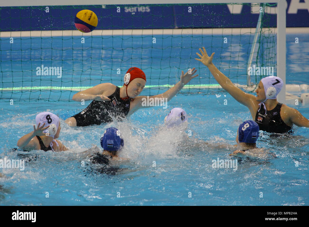 Le visa du water-polo féminin international, la Grande-Bretagne contre l'Hongrie à l'Arène de water-polo du Parc olympique de Londres 4 mai 2012 --- Image par © Paul Cunningham Banque D'Images