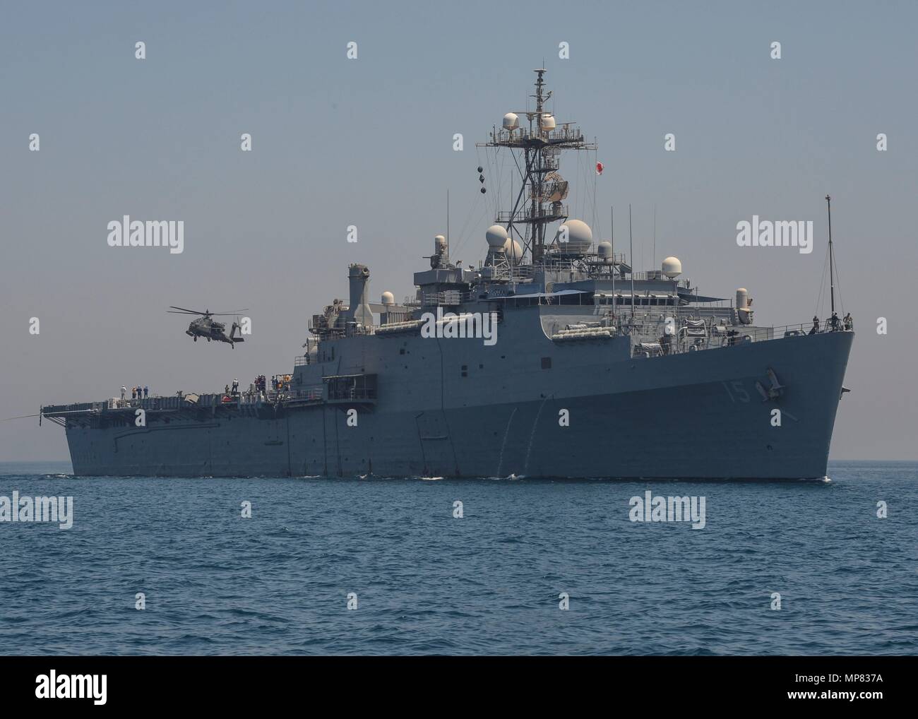 Un AH-64 Apache de l'Armée américaine lance l'hélicoptère de combat de la marine américaine de classe Austin dock de transport amphibie USS Ponce pendant l'exercice Spartan Kopis le 12 août 2013 dans le golfe Arabo-Persique. (Photo de Peter Lewis par Planetpix) Banque D'Images