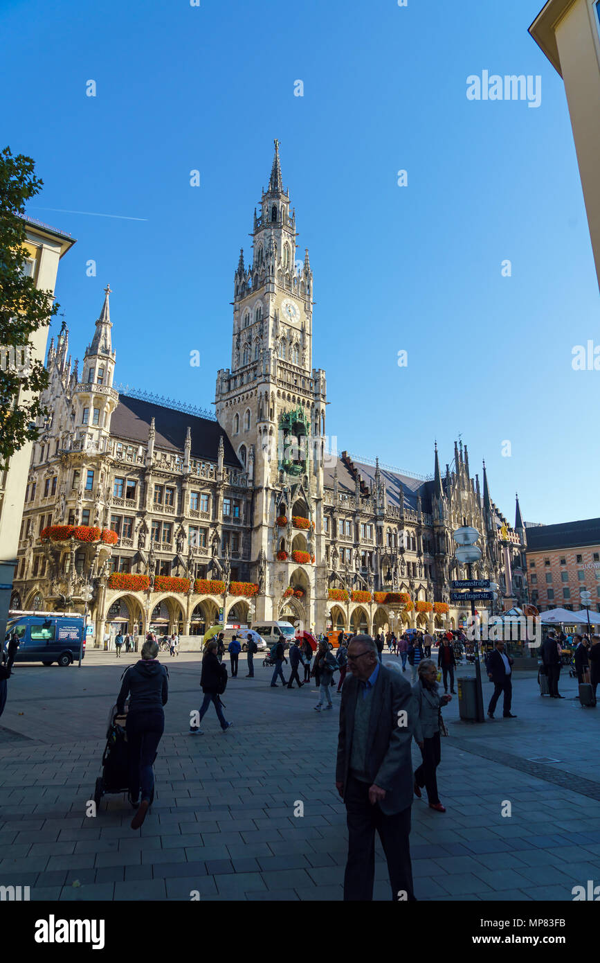 Munich, Allemagne - 20 octobre 2017 : nouvelle mairie ou Neues Rathaus et beaucoup de gens sur la Marienplatz Banque D'Images