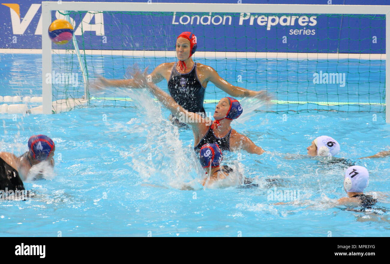 Le visa du water-polo féminin International, Grande Bretagne vs USA à l'Arène de water-polo du Parc olympique de Londres 5 mai 2012 --- Image par © Paul Cunningham Banque D'Images