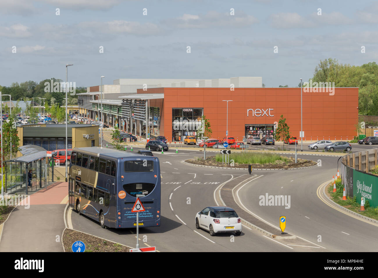 Une vue sur les lacs, une construction à l'extérieur de la ville centre commercial près de Rushden, Northamptonshire, Angleterre Banque D'Images