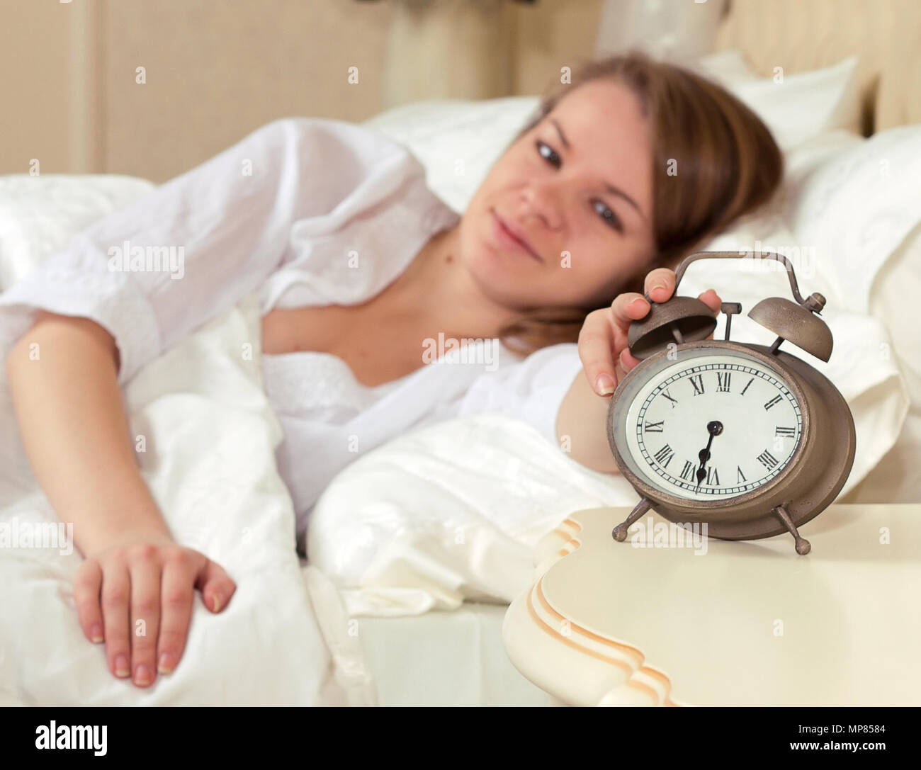 Woman's hand off le réveil, 6h30 Photo Stock - Alamy