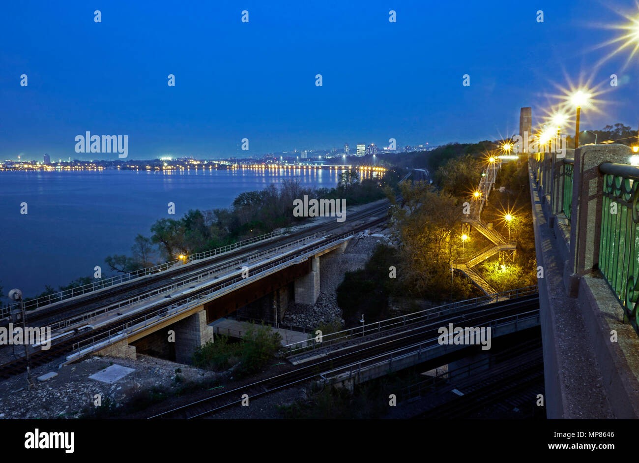 Hamilton waterfront skyline à partir de l'historique Thomas B. McQuesten High Level Bridge, un pont en treillis, une véritable porte d'entrée de la ville, au-dessus de la liaisons ferroviaires Banque D'Images