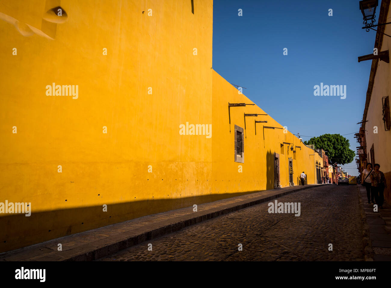 Rue avec ses maisons coloniales colorées, San Miguel de Allende, une ville de l'ère coloniale, le centre du Mexique, région Bajío Banque D'Images