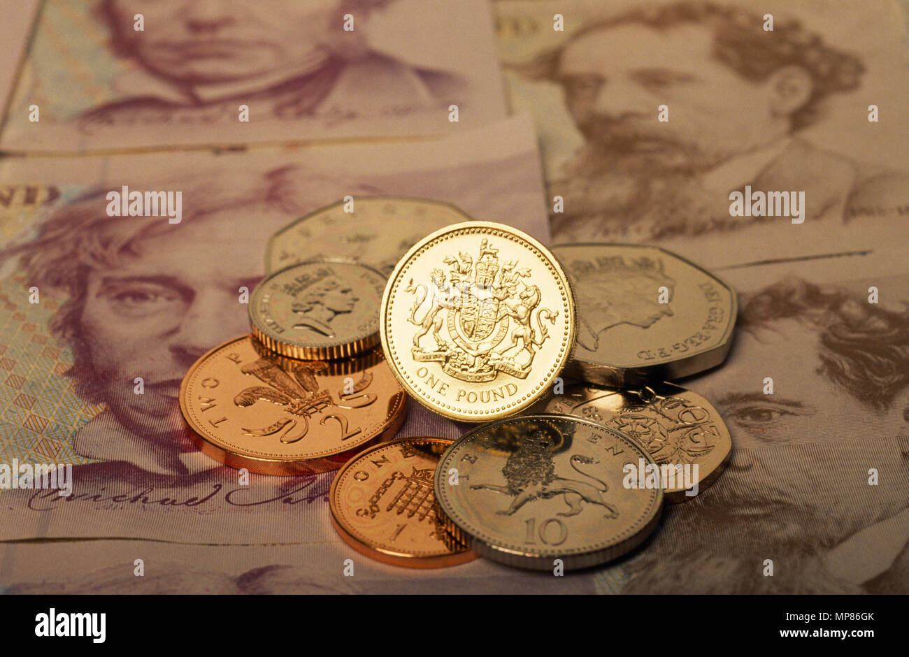 Affaires, finances, Argent, monnaie, Studio shot of Sterling l'argent de papier et vieux pièces livre. Banque D'Images