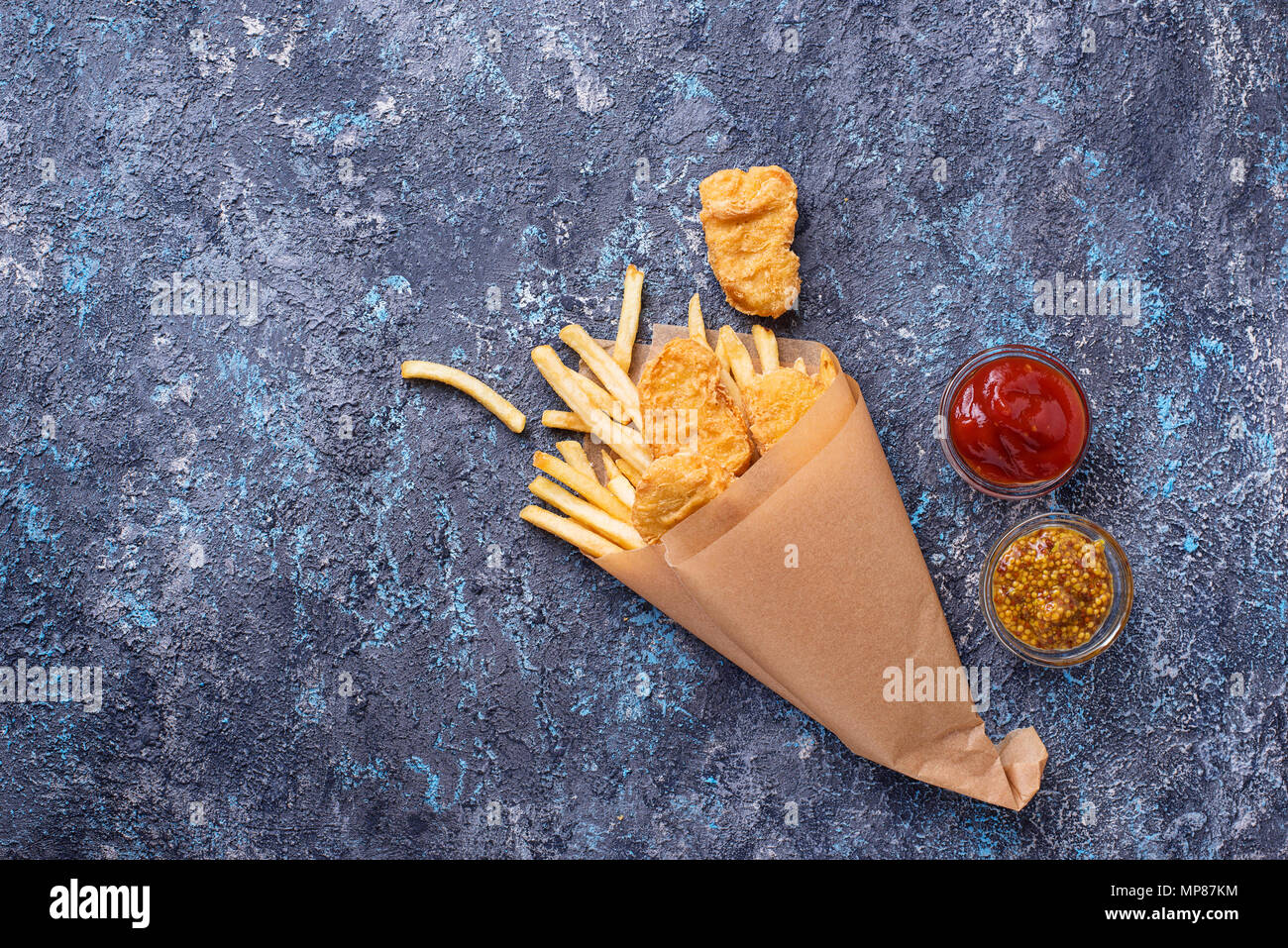 Poisson-frites avec sauce tomate et la moutarde Banque D'Images