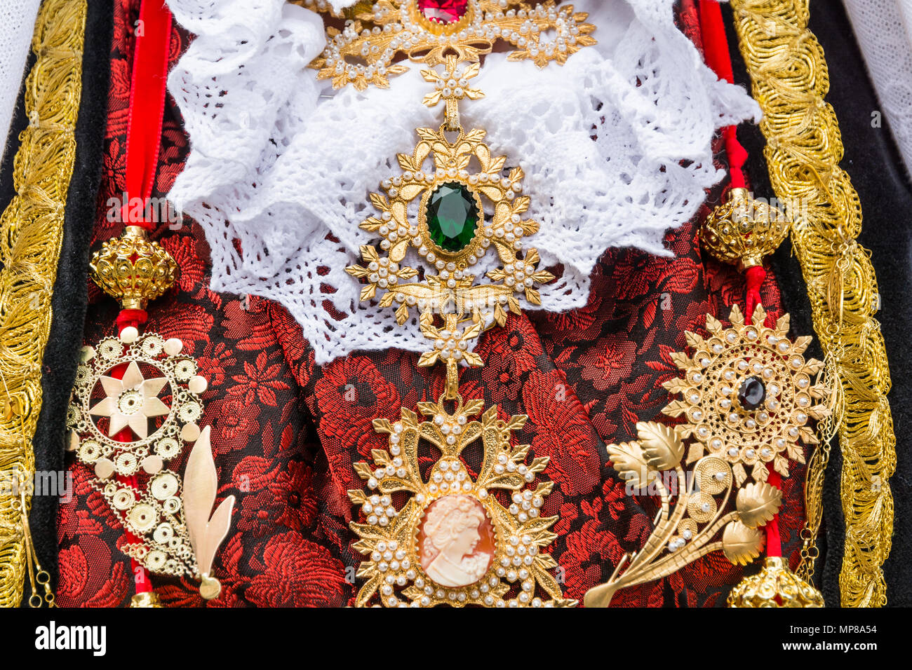 CAGLIARI, Italie - 1 mai 2018 : le célèbre Festival de Sant Efisio en Sardaigne. Close up of wearing necklace pendant la procession religieuse Banque D'Images