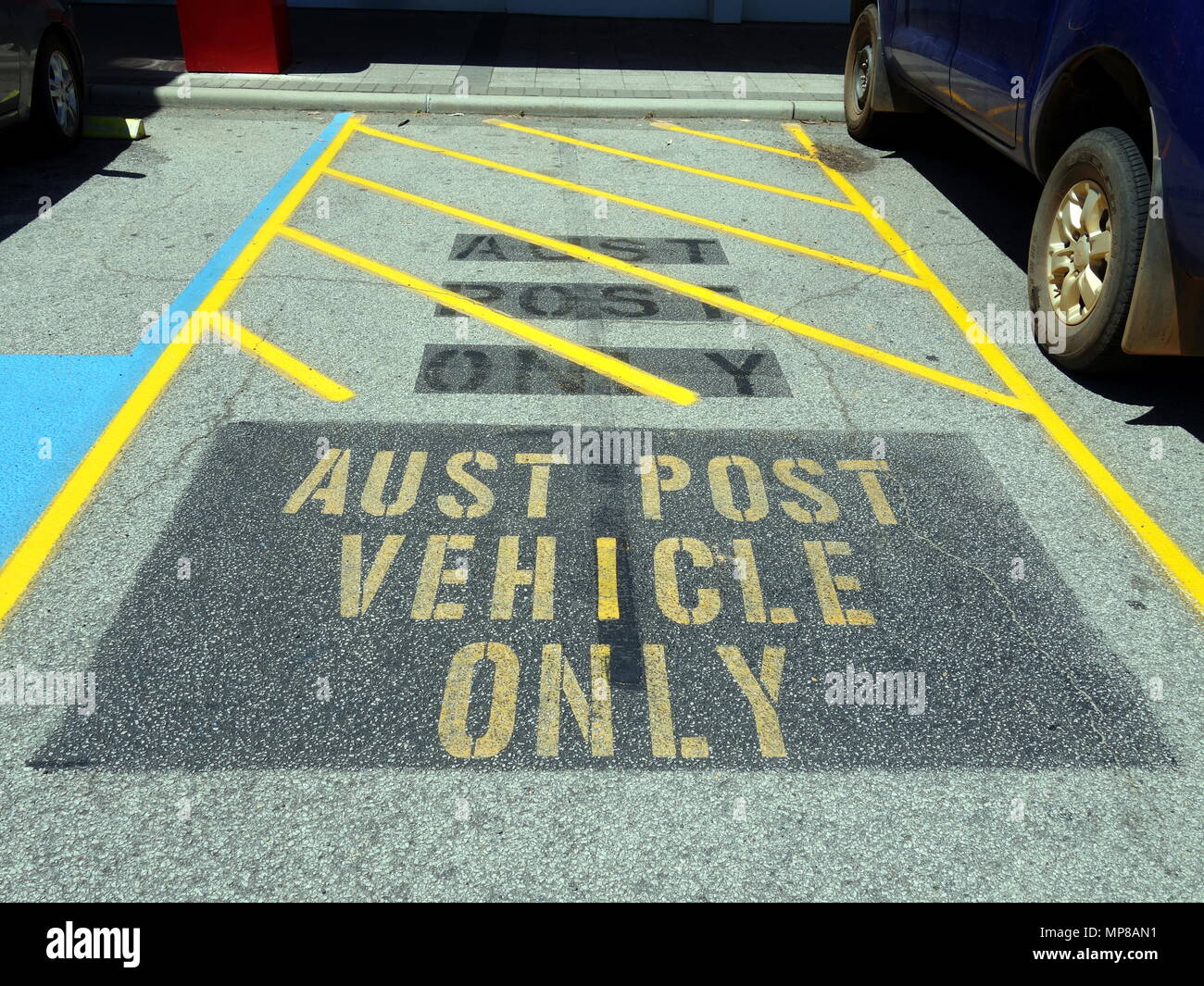 Une place de stationnement réservée aux véhicules de poste Banque D'Images