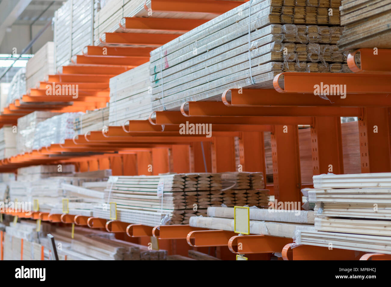 Paniers-boards dans le bâtiment Magasin. séchage à plat boards empilés.  close-up. matériaux de construction. entrepôt avec variété de bois de  construction Photo Stock - Alamy