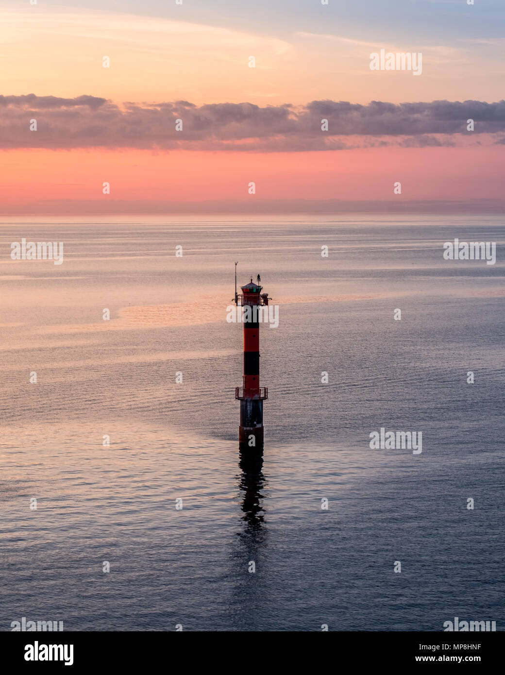 Paysage panoramique coucher du soleil avec vue sur la mer et le phare de la soirée en Finlande Banque D'Images Paysage panoramique coucher du soleil avec vue sur la mer et le phare de la soirée en Finlande Banque D'Images