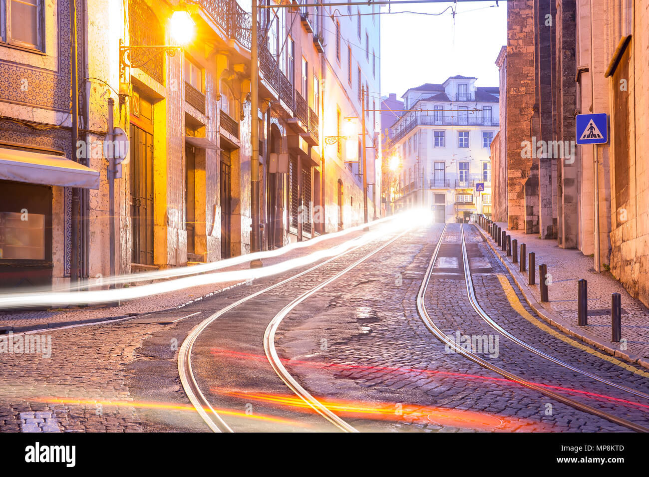 Dans Alfama tramway jaune 28 la nuit, Lisbonne, Portugal Banque D'Images