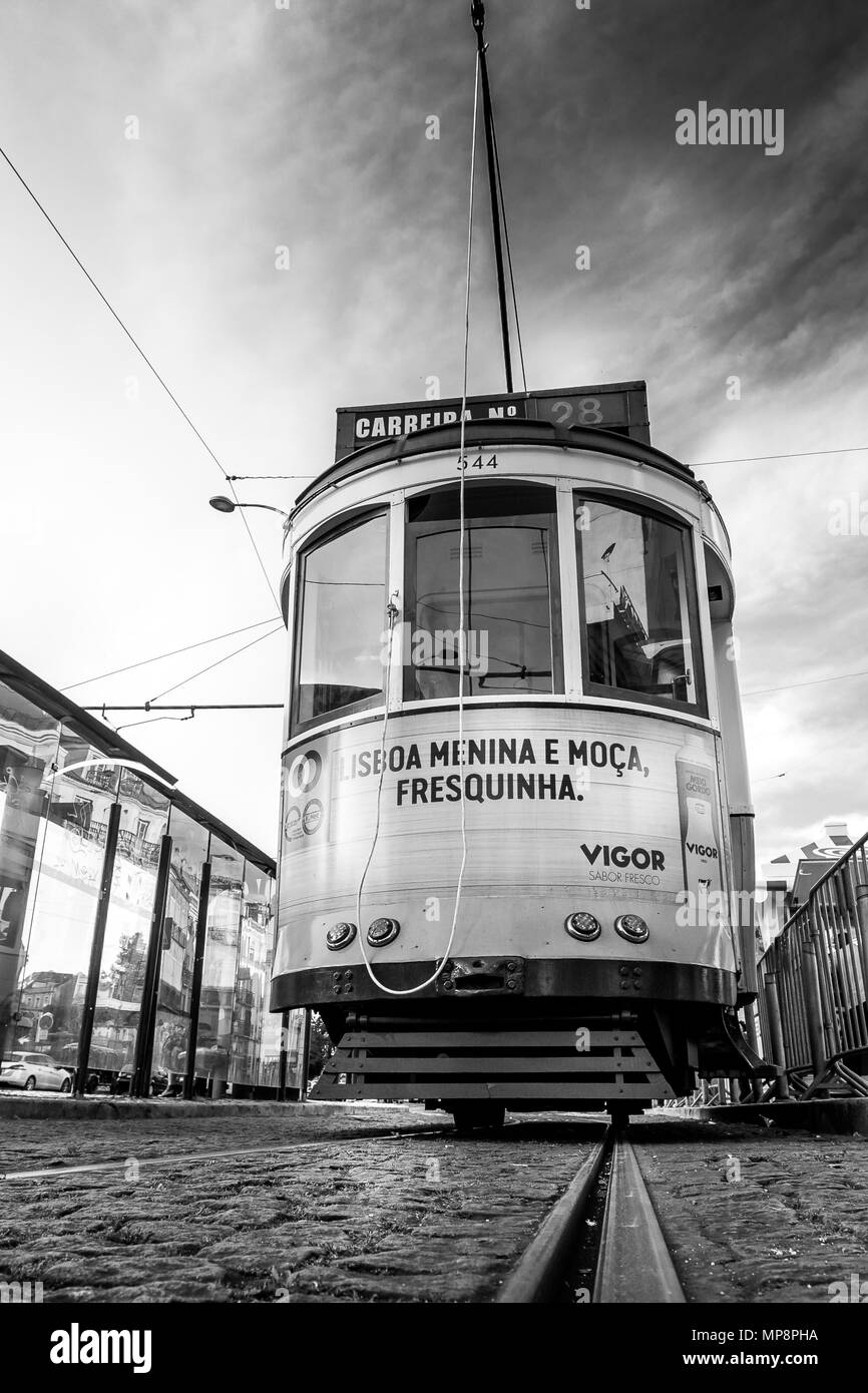 Lisbonne, Portugal, le 5 mai 2018 : célèbre tram 28 sur la route au centre-ville de Lisbonne. Banque D'Images
