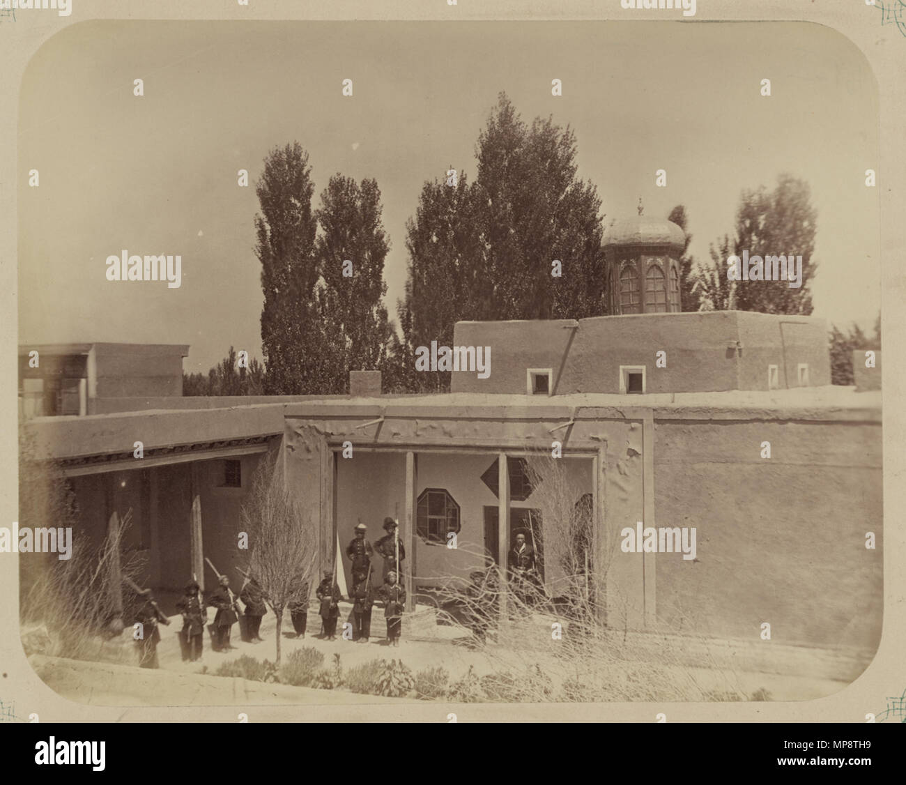 Русский. ханство Кокандское : Город. Ассаке Женская половина ханского дворца English : khanat de Kokand. Ville d'Assak. Partie réservée aux femmes de la cour du khan English : khanat de Kokand. Ville d'Assak. Section de la femme de Khan's Court : 浩罕汗国。中文。阿萨克城 浩罕汗宫廷的后宫 Português : Canato de Kokand. Cidade de Assak. Lisez la section féminine da corte do : خانات خوقند العربية khan. مدينة أساك. الجزء بالسيدات بلاط الخان الخاص pour enfant Español : Kanato de Kokand. Ciudad de Assak. Sección para las mujeres en la Corte del kan . Русский : Эта фотография входит этнографическую «Туркестанского часть в" всестороннего иссл альбома - Banque D'Images