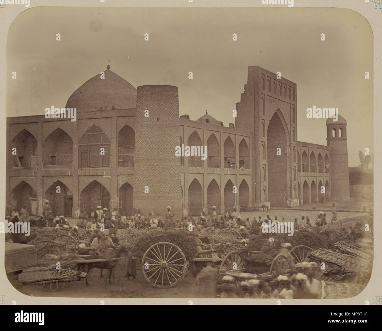 Русский. ханство Кокандское : Город. Коканд Медресе Мадали хана-English : khanat de Kokand. Ville de Kokand. Anglais Maadali Madrasa du khan : khanat de Kokand. Ville de Kokand. Maadali 浩罕汗国 Khan Madrasah 中文 :。。浩罕城 马达利汗伊斯兰教学校 Português : Canato de Kokand. Cidade de Kokand. Madrassa de Maadali خانات خوقند Khan العربية :. مدينة خوقند. مدرسة مادلاي خان Español : Kanato de Kokand. Ciudad de Kokand. Maadali Madraza del kan . Русский : Эта фотография входит этнографическую «Туркестанского часть в" всестороннего альбома - исследования Центральной Азии, предпринятого того после, как в 1860 годах регионе-х в ус Banque D'Images