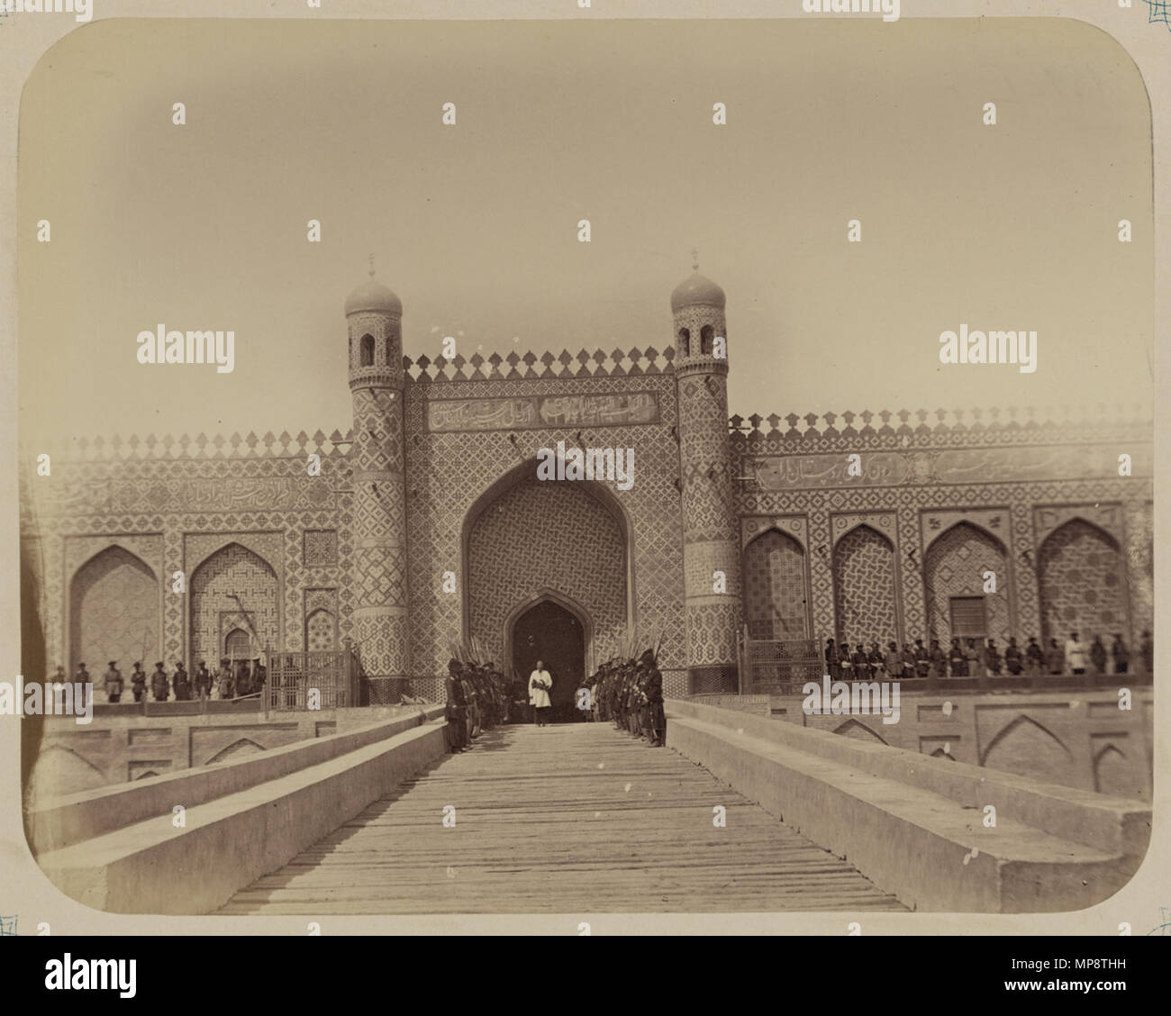 Русский. ханство Кокандское : Город. Коканд Дворец Сеид Худояр хана-les. Солдататы кокандского хана стоят армии перед входом стоит, в центре русский офицер Français : khanat de Kokand. Ville de Kokand. Palais de dit Khudoyar Khan, avec des soldats de l'armée du khan de Kokand se tenant devant l'entrée et un officier russe au centre English : khanat de Kokand. Ville de Kokand. Palais de dit Khudoyar Khan, avec des soldats de l'Armée du Khan de Kokand debout à l'extérieur de l'entrée, et un officier russe au centre : 浩罕汗国 浩罕城。中文。赛义德 胡达伊尔汗的宫殿，浩罕汗军队的士兵在宫殿入口外把守，·一名俄国军官站在中间 Português : Canato de Kokand. Banque D'Images