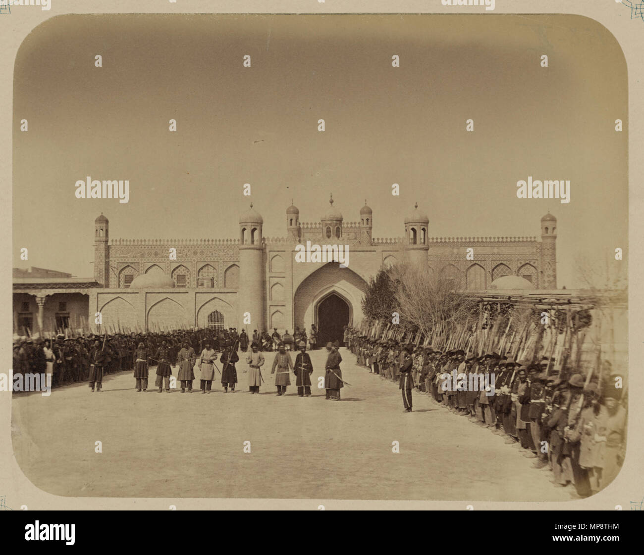 Русский. ханство Кокандское : Ворота ханского Коканде дворца в городе. Солдаты кокандского хана стоят армии во внутреннем дворе дворца English : khanat de Kokand. Porte du palais de Kokand dans la ville de Kokand. Soldats de l'armée du khan de Kokand dans la cour intérieure du palais Anglais : khanat de Kokand. Porte du Palais de Kokand dans la ville de Kokand. Les soldats de l'Armée du Khan de Kokand debout dans la cour intérieure de l'浩罕汗国。Palais 中文 : 浩罕城浩罕宫殿大门 守卫在宫殿内部庭院中的浩罕汗军队士兵。Português : Canato de Kokand. Portão do Palácio de Kokand na Cidade de Kokand. Soldados n n'exército khan de Kokand em Banque D'Images