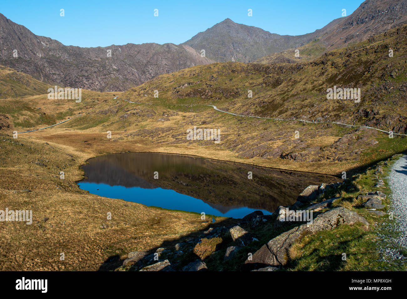 Un matin, sur la piste des mineurs Snowdon dans le parc national de Snowdonia. tirer de près du départ de la voie à la recherche jusqu'à la crête de Snowdon. Banque D'Images