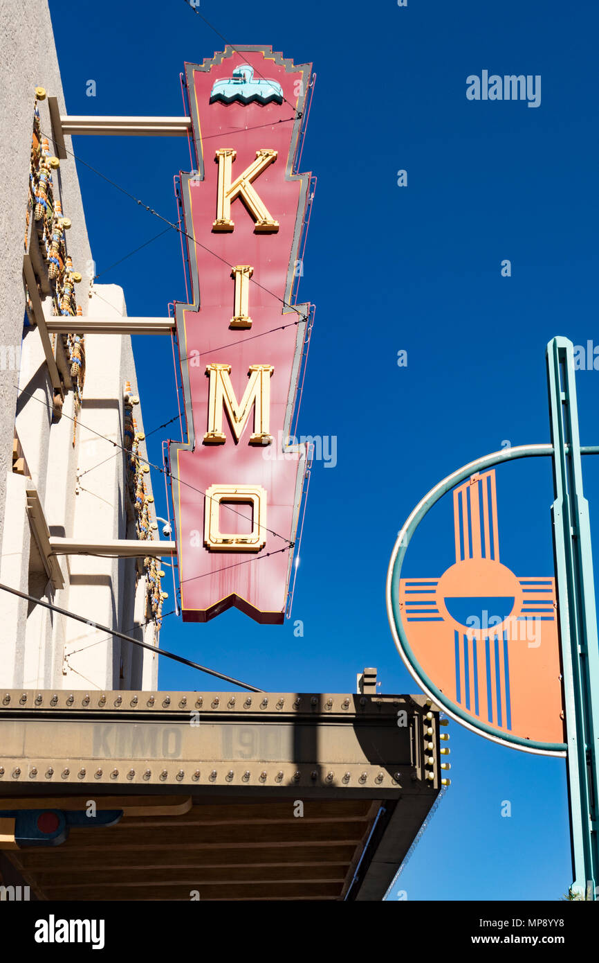 Albuquerque, Nouveau Mexique, USA - Le 14 avril 2018 : signe au-dessus de l'historique Kimo Theatre au niveau central et 5e sur la Route 66, Centre-ville d'Albuquerque, Nouveau Mexique. Banque D'Images