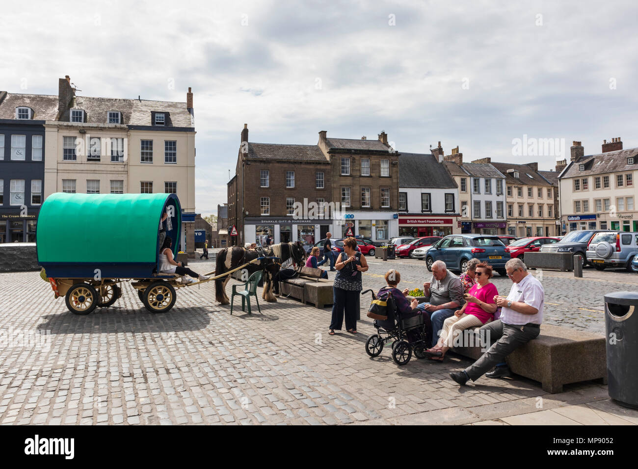 Un voyage à cheval Gypsy Caravan garée dans le marché de Kelso, Ecosse, avec la permission d'un véritable historique visiteurs gitane pour ce faire. Banque D'Images