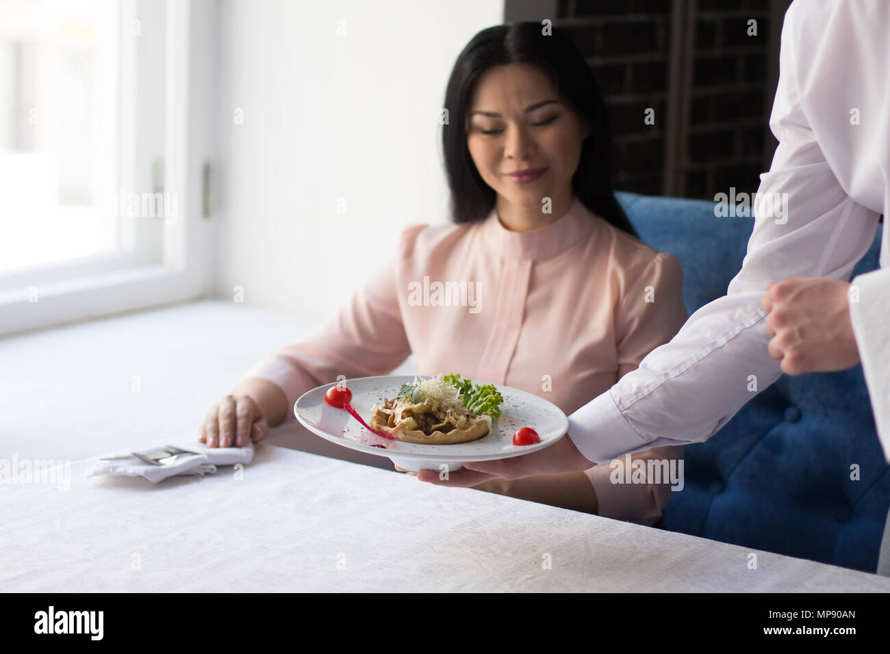 Businesswoman having lunch dans un restaurant de luxe Banque D'Images