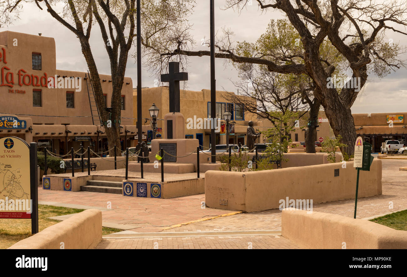 Taos, New Mexico, USA - 12 Avril 2018 : Taos Plaza restaurants, hôtels, boutiques et monuments historiques. Quartier historique du centre-ville de Tao, Nouveau Mexique. Banque D'Images