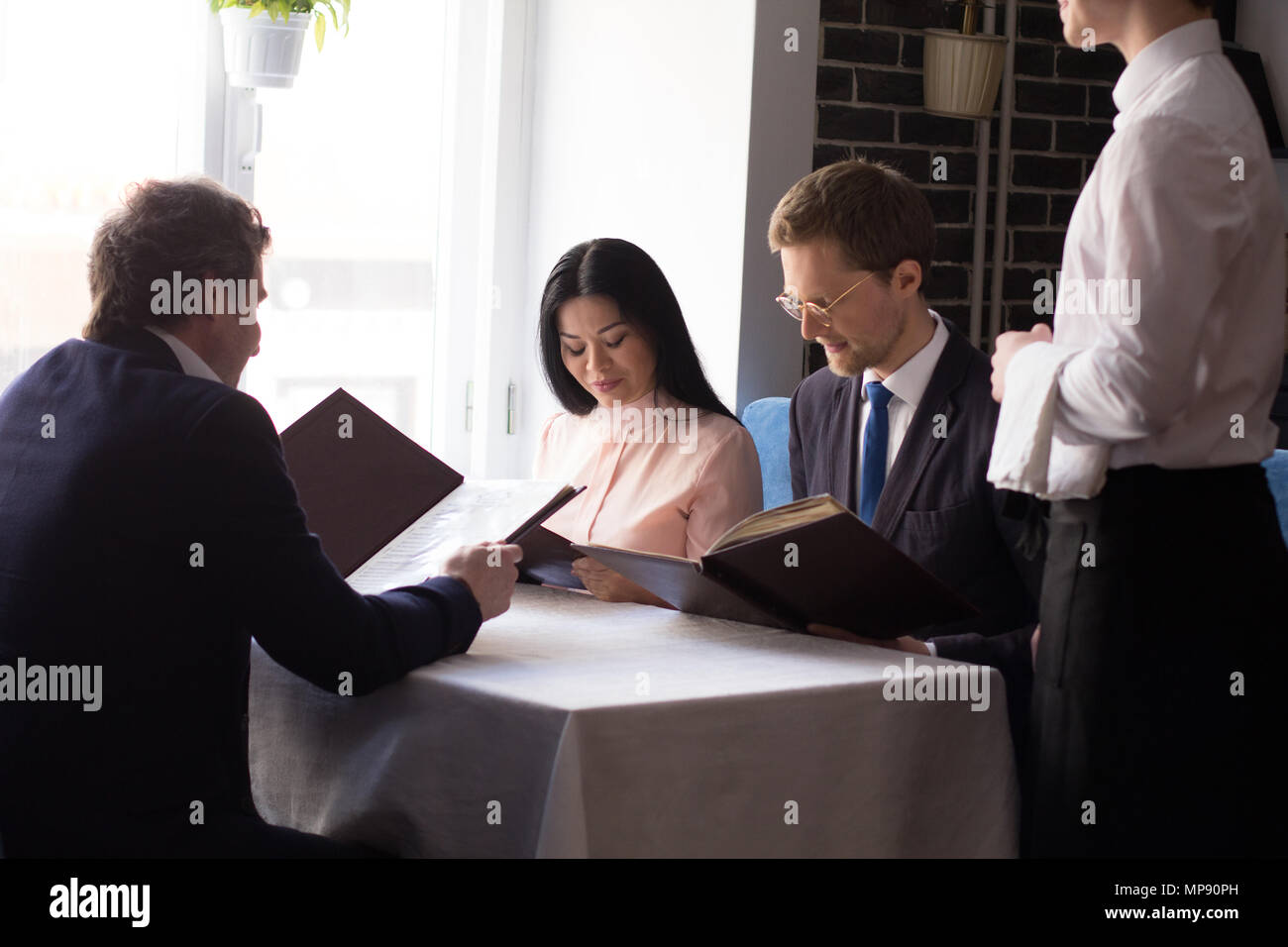 Les gens d'affaires après avoir déjeuner au restaurant de luxe Banque D'Images