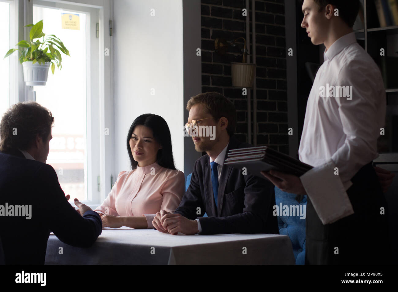 Les gens d'affaires après avoir déjeuner au restaurant de luxe Banque D'Images