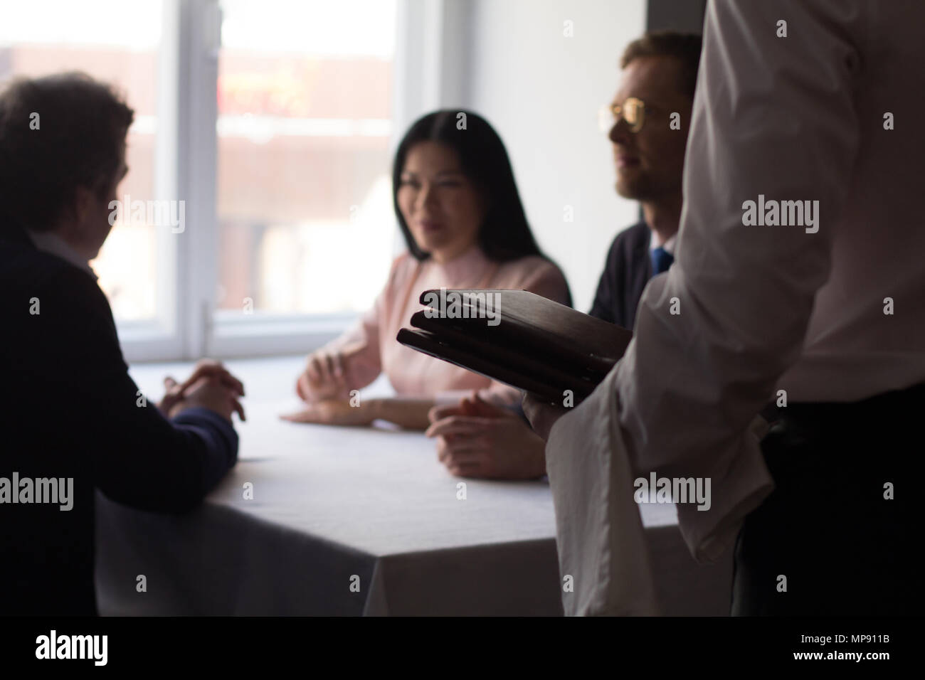 Les gens d'affaires après avoir déjeuner au restaurant de luxe Banque D'Images