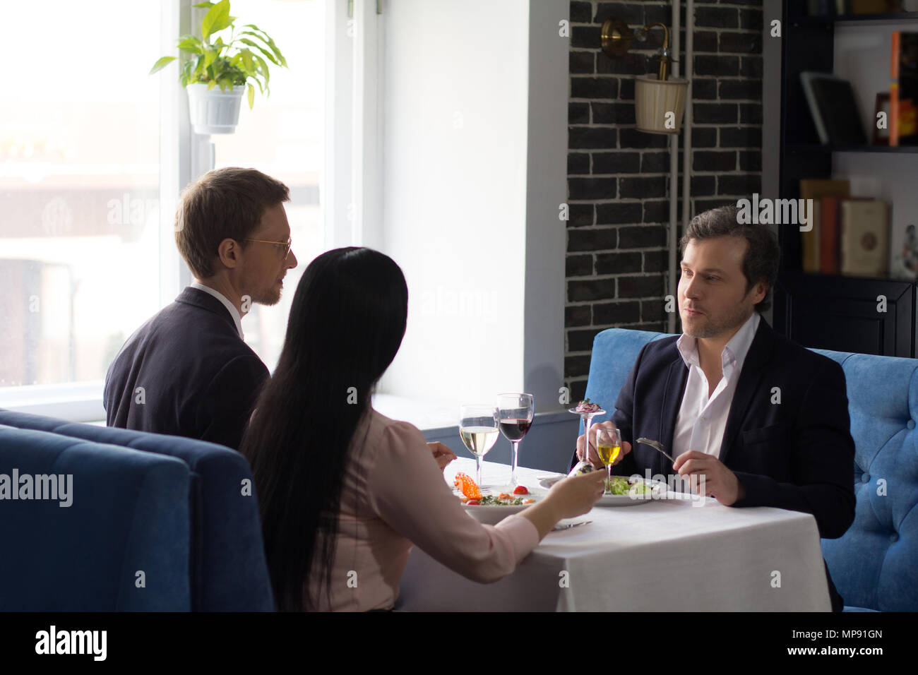 Les gens d'affaires après avoir déjeuner au restaurant de luxe Banque D'Images