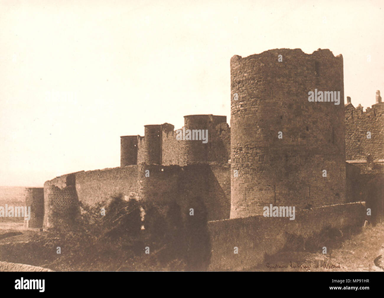 Anglais : Les Remparts de Carcassonne Les Remparts de Carcassonne . Anglais : les Remparts de Carcassonne. Photo faite à la Mission héliographique. Impression sur papier salé à partir de négatifs papier. 9 1/4 x 13 1/16 in. (23,5 x 33,2). Metropolitan Museum, New York . 1851. 797 Le Gray, Mestral, Carcassonne Banque D'Images