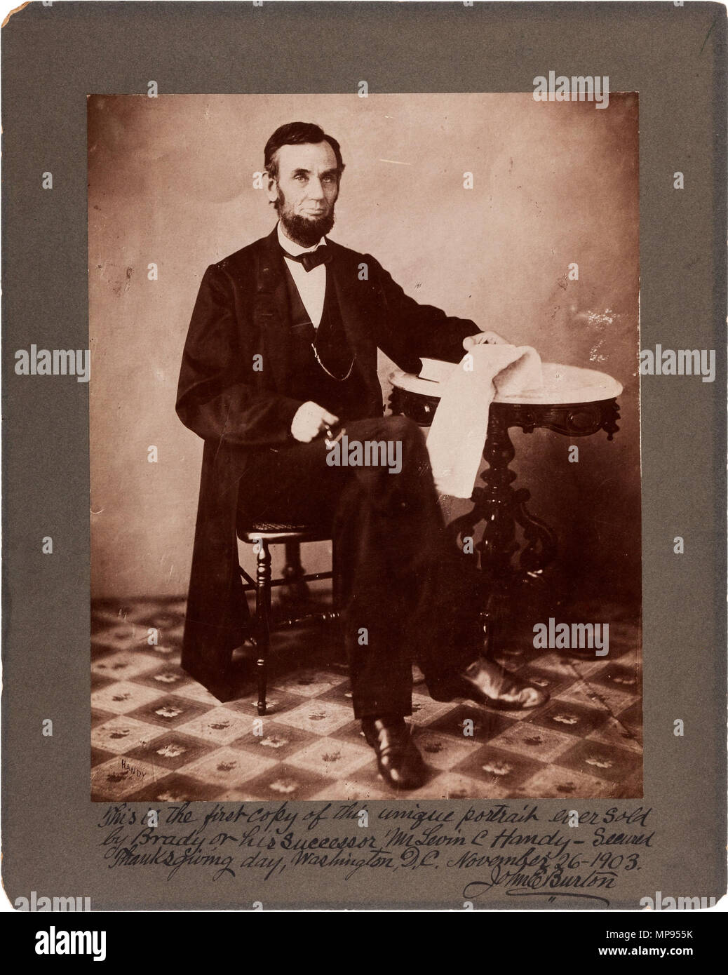 Anglais : Abraham Lincoln pose dans Gardner's nouvelle galerie. Tirage argentique de négatif sur verre. Anglais : c'est l'un d'une série de six photos du président prise par Alexander Gardner le jour avant l'ouverture officielle de sa galerie. Lincoln avait promis d'être la première gardienne Gardner et a choisi le dimanche pour sa visite à éviter "la curiosité d'asile et d'autres demandeurs d'asile alors qu'il allait à la galerie. . 9 août 1863. 811 Lincoln O-70 par Gardner 1863 Banque D'Images