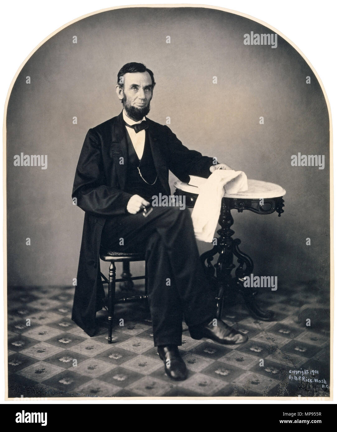Anglais : Abraham Lincoln pose dans Gardner's nouvelle galerie. Tirage argentique de négatif sur verre. Anglais : c'est l'un d'une série de six photos du président prise par Alexander Gardner le jour avant l'ouverture officielle de sa galerie. Lincoln avait promis d'être la première gardienne Gardner et a choisi le dimanche pour sa visite à éviter "la curiosité d'asile et d'autres demandeurs d'asile alors qu'il allait à la galerie. . 9 août 1863. 811 Lincoln O-70 par Gardner, 1863 Banque D'Images